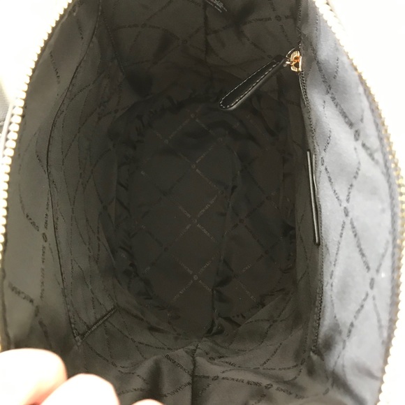 New! MICHAEL KORS MD BUCKET MESSENGER PURSE - Picture 2 of 4